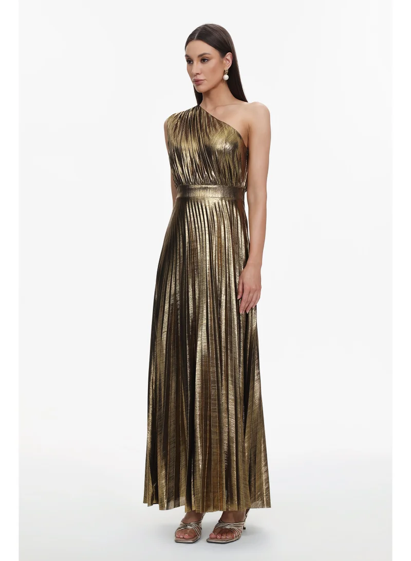 بيلا بارنيت فستان يوني ماكسي لامع بكتف واحد مطوي بتصميم أنيق